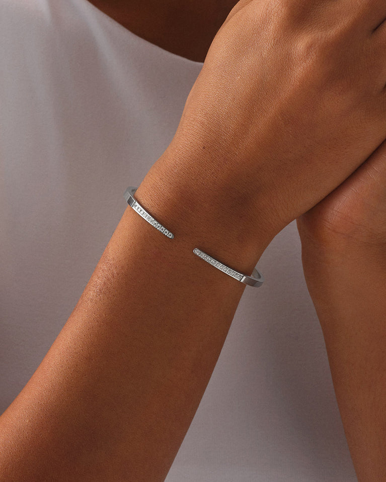 A Bangle in polished silver 316L stainless steel from Waldor & Co. One size. The model is Acme Bangle Polished.