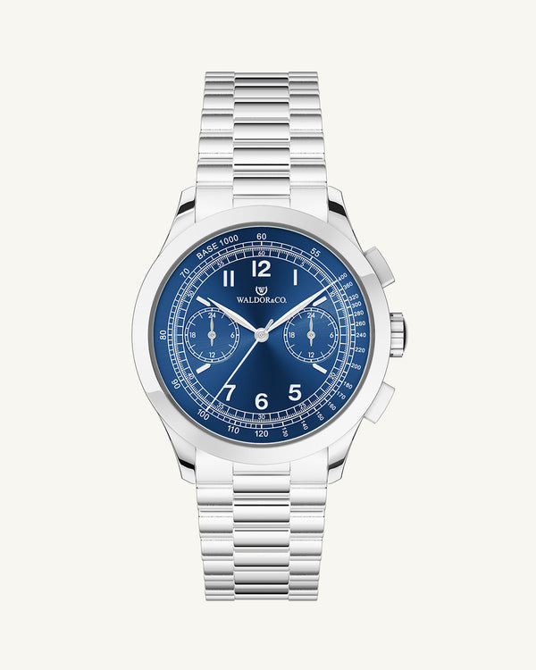 En rund herrklocka i rodiumpläterat silver från WALDOR & CO. med blå sunray urtavla och en sekundvisare. Seiko urverk. Modellen är Chrono 39 Porto Cervo.
