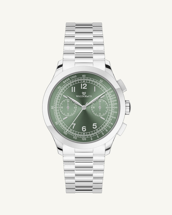 En rund herrklocka i rodiumpläterat silver från WALDOR & CO. med grön sunray urtavla och en sekundvisare. Seiko urverk. Modellen är Chrono 39 Porto Cervo.