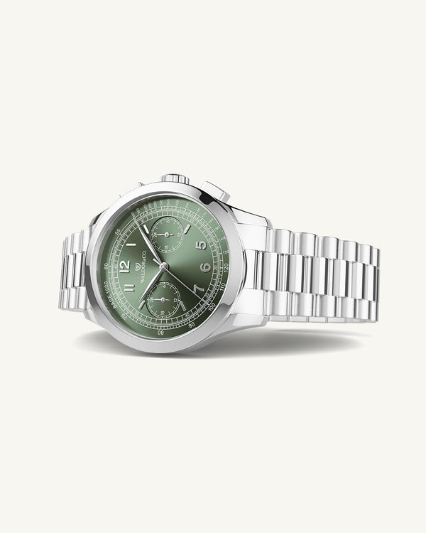En rund herrklocka i rodiumpläterat silver från WALDOR & CO. med grön sunray urtavla och en sekundvisare. Seiko urverk. Modellen är Chrono 39 Porto Cervo.