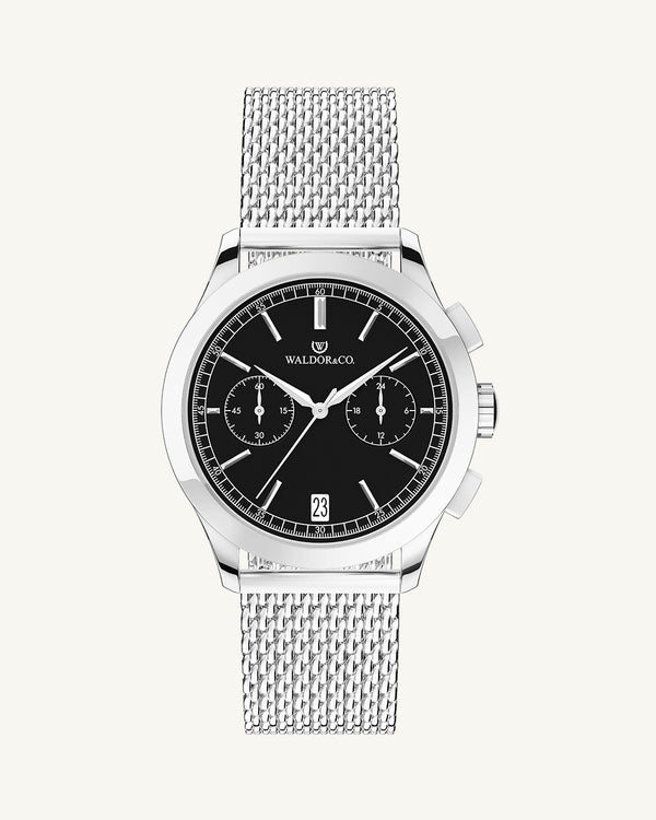 En rund herrklocka i rodiumpläterat silver från WALDOR & CO. med svart sunray urtavla och en sekundvisare. Seiko urverk. Modellen är Chrono 39 Sardinia 39mm.