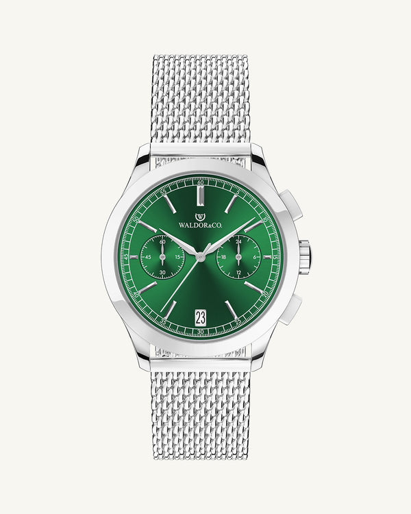 En rund herrklocka i rodiumpläterat silver från WALDOR & CO. med grön sunray urtavla och en sekundvisare. Seiko urverk. Modellen är Chrono 39 Sardinia 39mm.