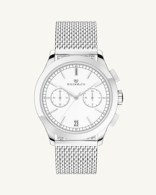 En rund herrklocka i rodiumpläterat silver från WALDOR & CO. med vit sunray urtavla och en sekundvisare. Seiko urverk. Modellen är Chrono 44 Sardinia 44mm.