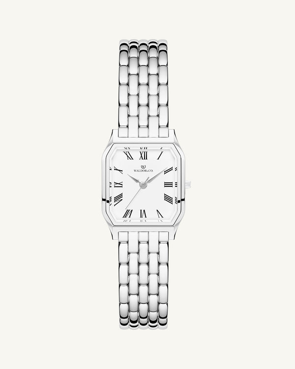 En fyrkantig damklocka i silver från WALDOR & CO. med vit Diamond Cut Sapphire Crystal glass urtavla. Seiko urverk. Modellen är Eternal 22 Bellagio.