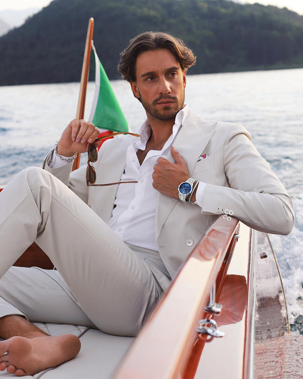 En rund herrklocka i rodiumpläterat silver från WALDOR & CO. med blå sunray urtavla och en sekundvisare. Seiko urverk. Modellen är Chrono 39 Porto Cervo.