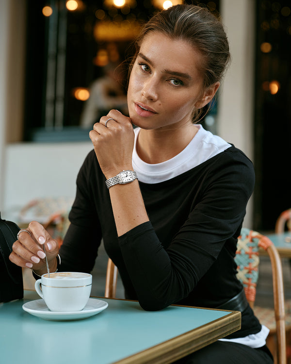  En fyrkantig damklocka i silver från WALDOR & CO. med vit Diamond Cut Sapphire Crystal glass urtavla. Seiko urverk. Modellen är Eternal 22 Bellagio.