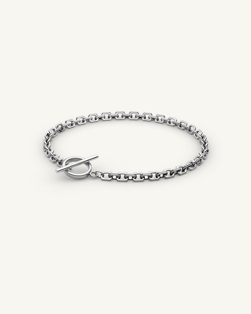 T-bar Chain Bracelet in 925 Sterling Silver from Waldor & Co. The model is Azur Chain Sterling Silver