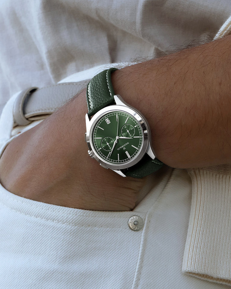 A round mens watch in rhodium-plated silver from Waldor & Co. with green sunray dial and genuine green leather strap. A second hand. Seiko movement. The model is Chrono 39 Sardinia 39mm.