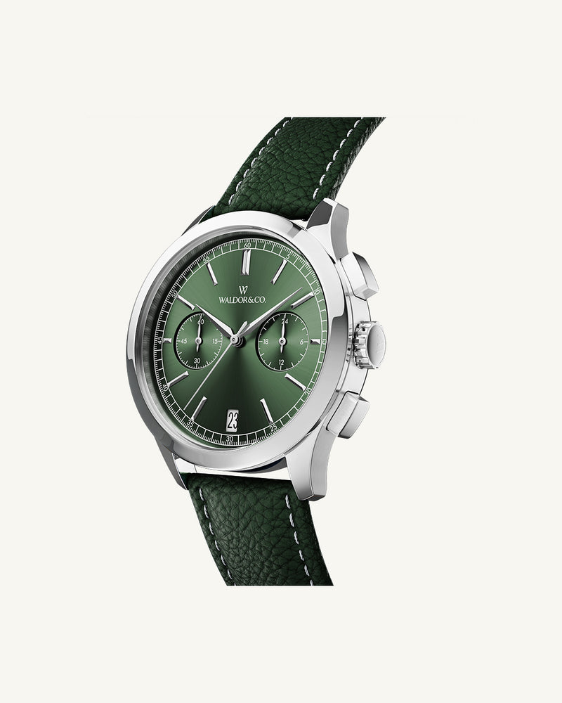 A round mens watch in rhodium-plated silver from Waldor & Co. with green sunray dial and genuine green leather strap. A second hand. Seiko movement. The model is Chrono 39 Sardinia 39mm.