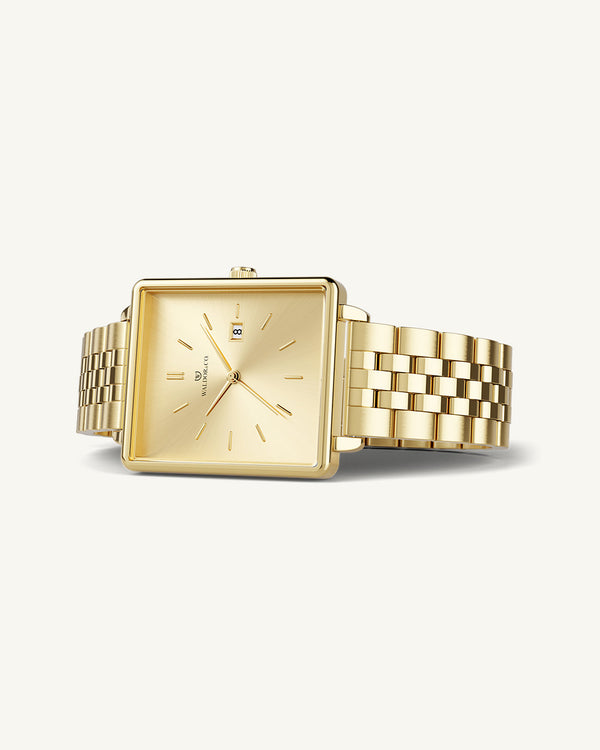 A square womens watch in gold from Waldor & Co. with silver sunray dial and a second hand. Seiko movement. The model is Delight 32 Chelsea 28x32mm.