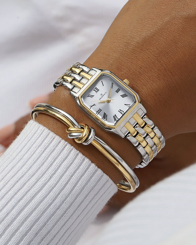 En fyrkantig damklocka i 22k guldpläterat 316L rostfritt stål från WALDOR & CO. med vit Diamond Cut Sapphire Crystal glass urtavla.  Seiko urverk. Modellen är Eternal 22 Bellagio.