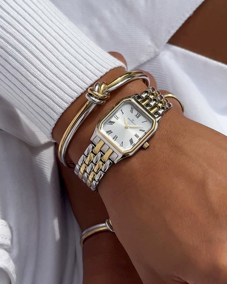 En fyrkantig damklocka i 22k guldpläterat 316L rostfritt stål från WALDOR & CO. med vit Diamond Cut Sapphire Crystal glass urtavla.  Seiko urverk. Modellen är Eternal 22 Bellagio.