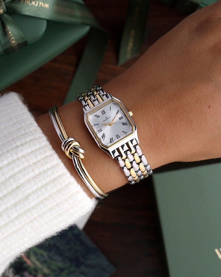 En fyrkantig damklocka i 22k guldpläterat 316L rostfritt stål från WALDOR & CO. med vit Diamond Cut Sapphire Crystal glass urtavla.  Seiko urverk. Modellen är Eternal 22 Bellagio.