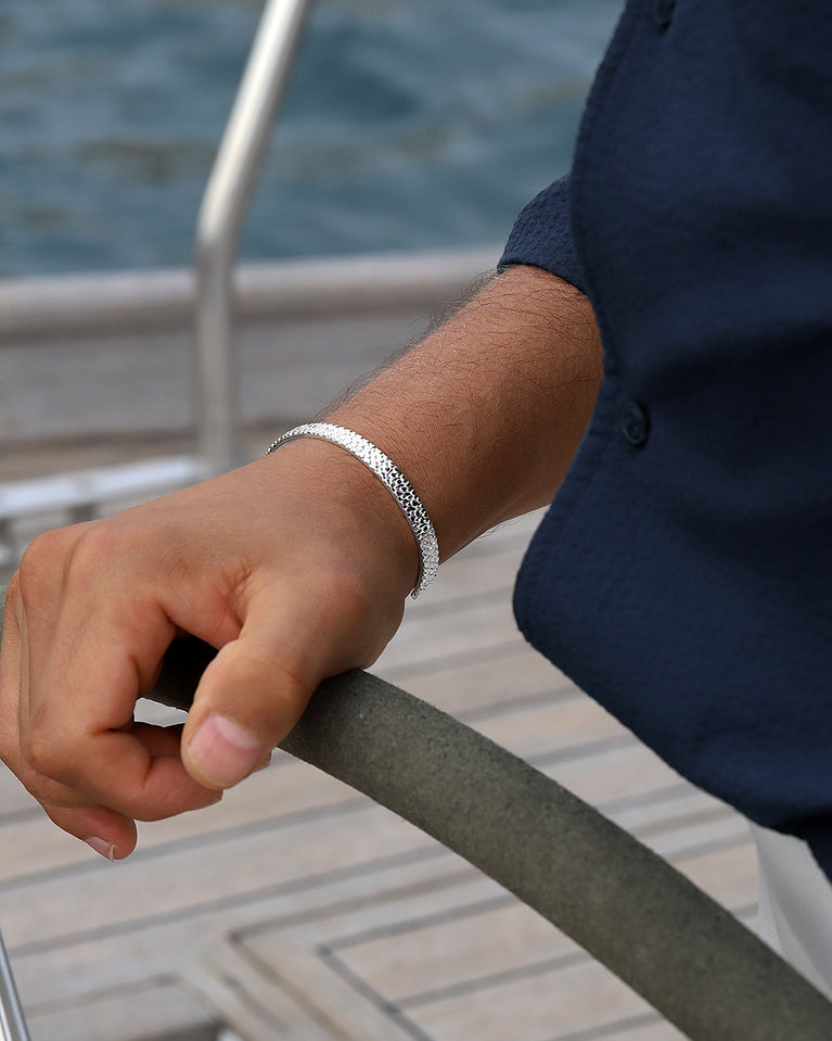  A polished stainless steel bangle in silver from Waldor & Co. One size. The model is Frost Bangle Polished.