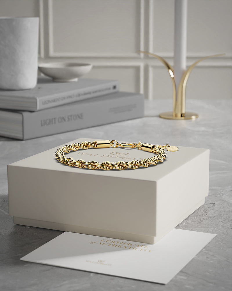 A Chain Bracelet in 14k gold-plated from Waldor & Co. The model is Olmo Chain Polished Gold