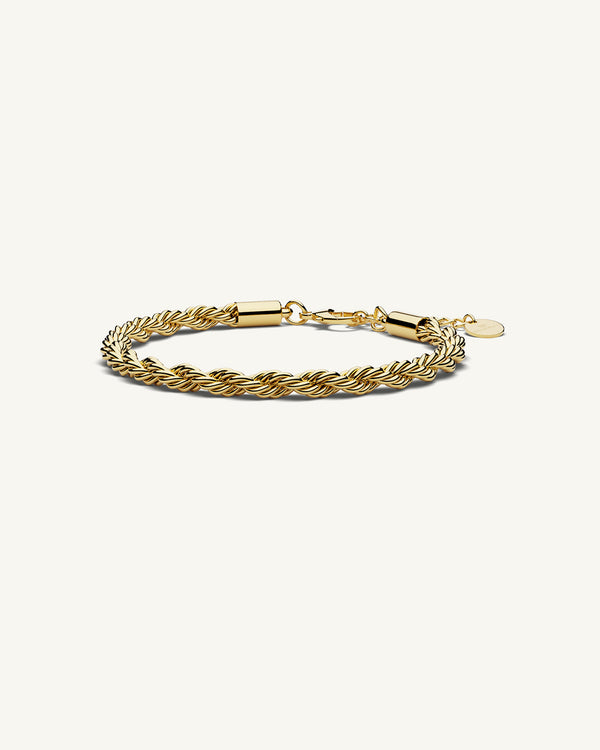 A Chain Bracelet in 14k gold-plated from Waldor & Co. The model is Olmo Chain Polished Gold